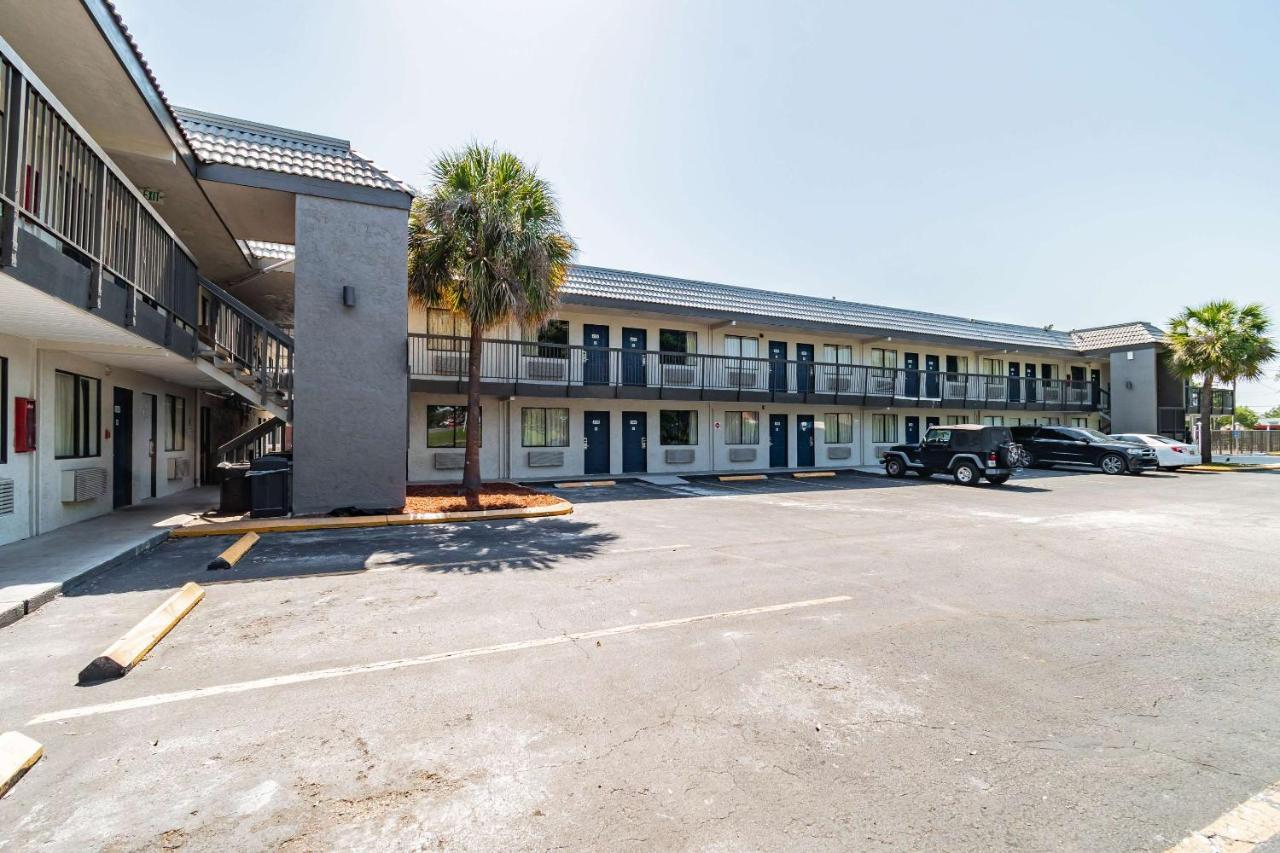 Motel 6 Tampa Near Fairgrounds - Casino Orient Park Exterior photo